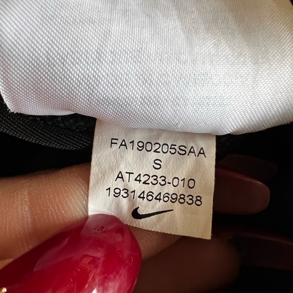 Nike workout leggings. Use but looks like new. Size S. - Picture 4 of 4